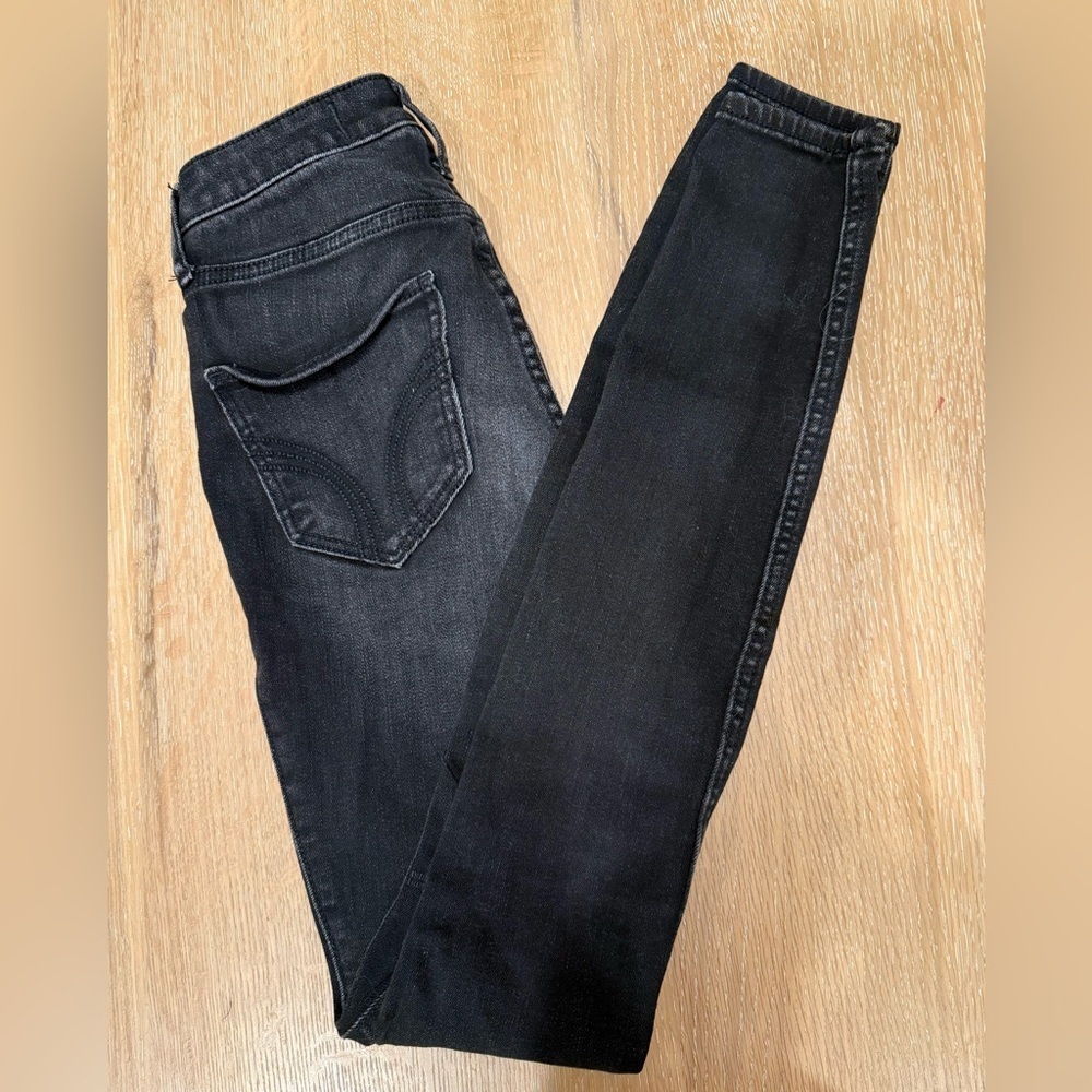 Hollister Ultra High Rise Super Skinny Ripped Jeans Size 00L - Picture 1 of 4
